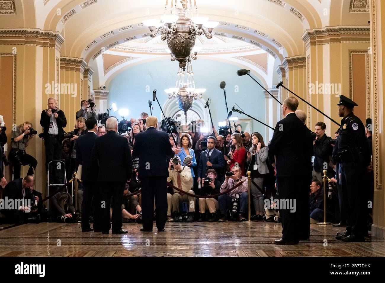 Washington, Stati Uniti D'America. 10 Marzo 2020. Il Presidente Donald J. Trump, il Vice Presidente Mike Pence e il Segretario del Tesoro Steven Mnuchin parlano ai membri della stampa dopo aver partecipato a un pranzo repubblicano al Senato Martedì, 10 marzo 2020, al Campidoglio degli Stati Uniti Persone: Presidente Donald Trump, Mike Pence, Steven Mnuchin Credit: Storms Media Group/Alamy Live News Foto Stock