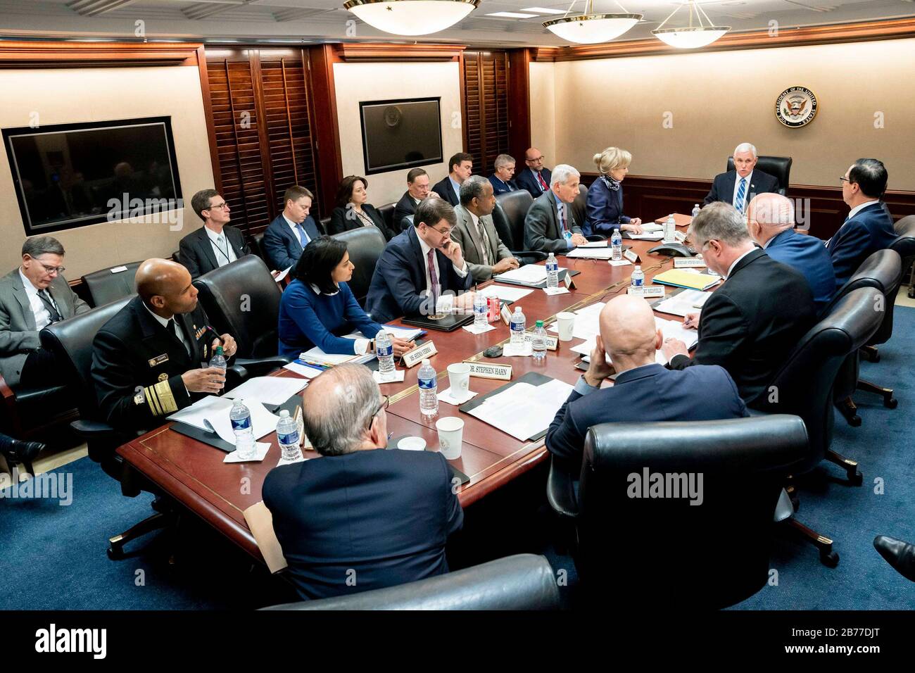 Washington, Stati Uniti D'America. 10 Marzo 2020. Il Vice Presidente Mike Pence incontra i membri della White House Coronavirus Task Force martedì 10 marzo 2020 nella White House Situation Room. People: Vice President Mike Pence Credit: Storms Media Group/Alamy Live News Foto Stock