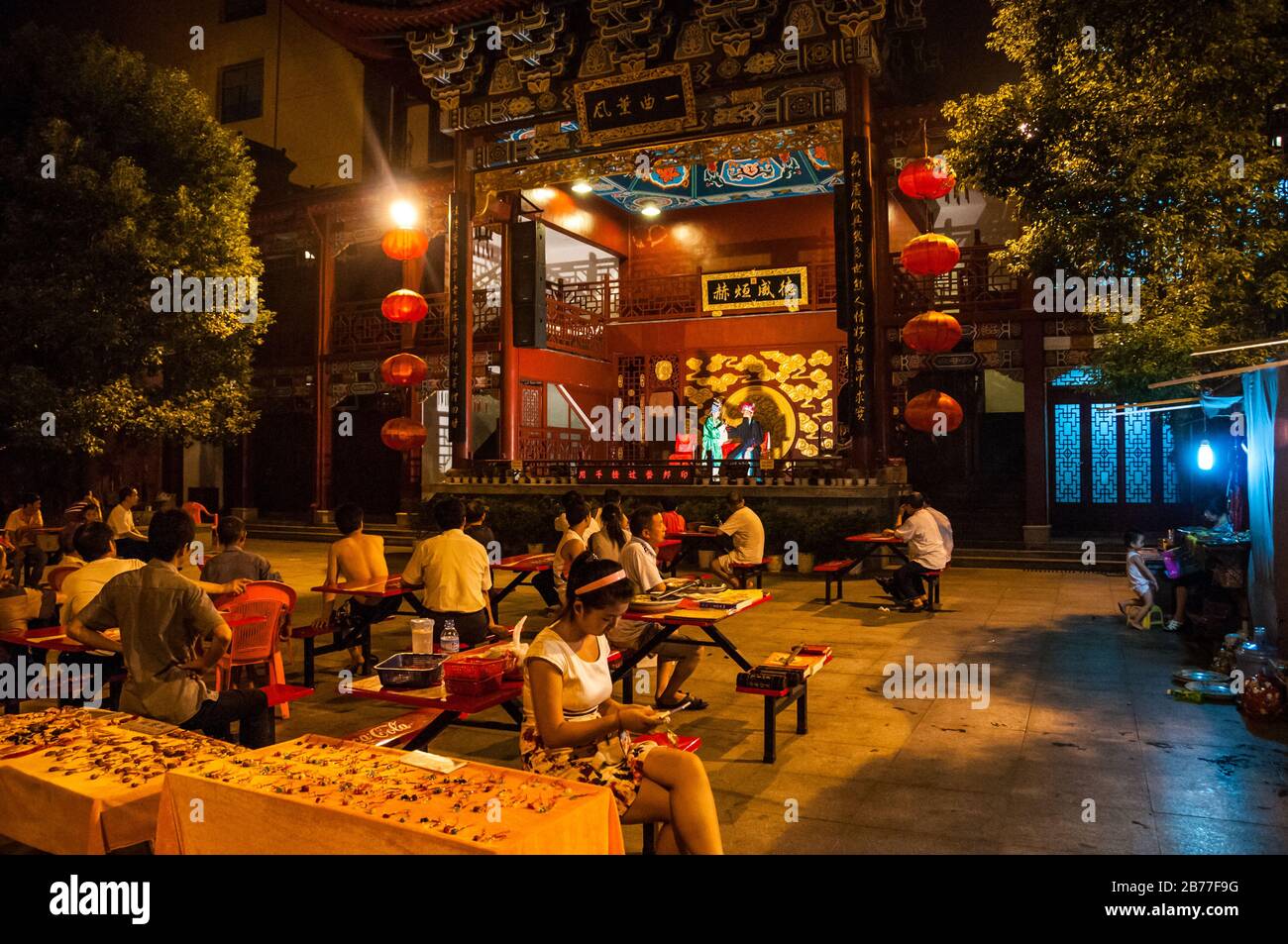 Uno spettacolo al Tempio del Dio fuoco nel centro di Changsha. Foto Stock