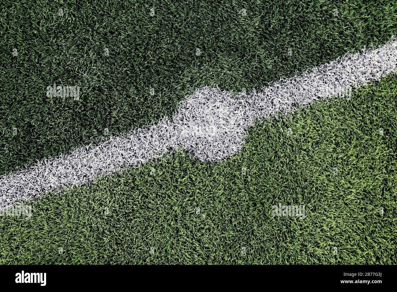 Erba artificiale del campo da calcio, Top view of Artificial Grass, erba artificiale presa e il centro della linea bianca, Texture of Artificial Turf fu Foto Stock