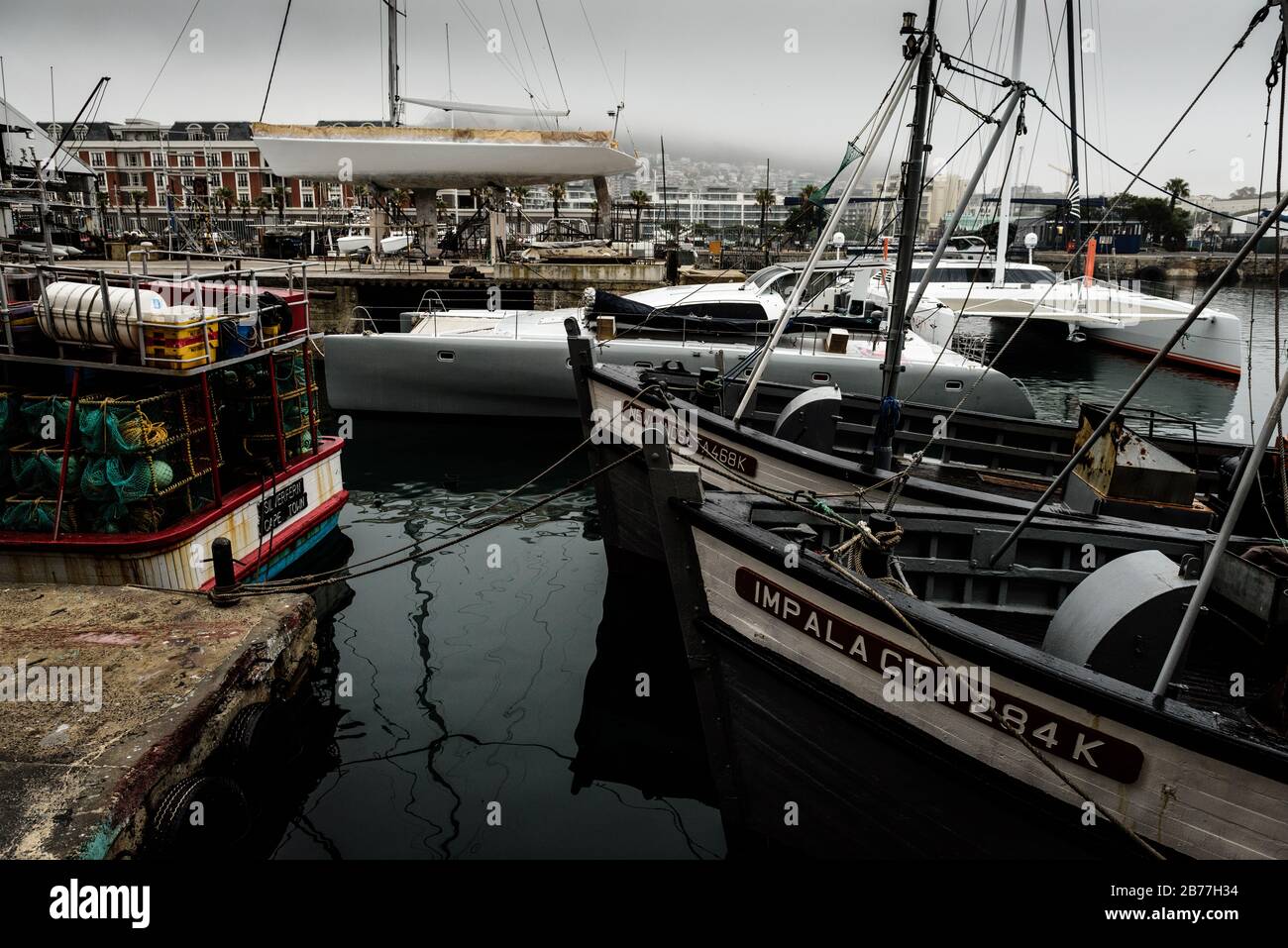 Il V&A Cape Town Waterfront del Sud Africa rimane un porto attivo e un punto di riferimento per l'industria turistica della città Foto Stock