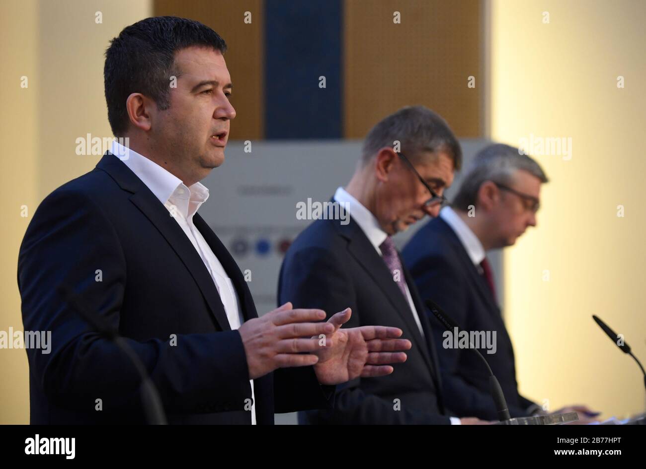 Praga, Repubblica Ceca. 14 Marzo 2020. L-R il Ministro degli interni ceco Jan Hamacek, il primo Ministro Andrej Babis e il Ministro dell'industria e dei Trasporti Karel Havlicek hanno partecipato a una conferenza stampa sulle nuove misure contro il coronavirus, il 14 marzo 2020, a Praga, Repubblica Ceca. Ristoranti, bar e negozi rimarranno chiusi in Cechia dalle 06:00 del 14 marzo fino al 24 marzo, ad eccezione di generi alimentari, farmacie, farmacie, stazioni di servizio e altri come misura per arginare l'infezione da coronavirus. Credit: Michal Kamaryt/Ctk Photo/Alamy Live News Foto Stock