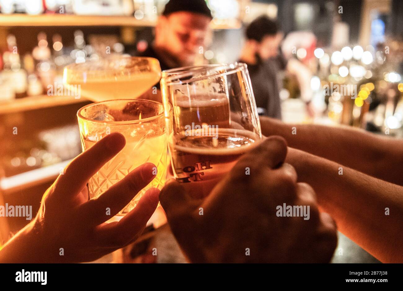 Berlino, Germania. 14 Marzo 2020. Gli ospiti brindisi in un bar al Torstraße. La prossima settimana gli stabilimenti gastronomici della città dovranno essere chiusi a causa del coronavirus. Credit: Paul Zinken/Dpa/Alamy Live News Foto Stock