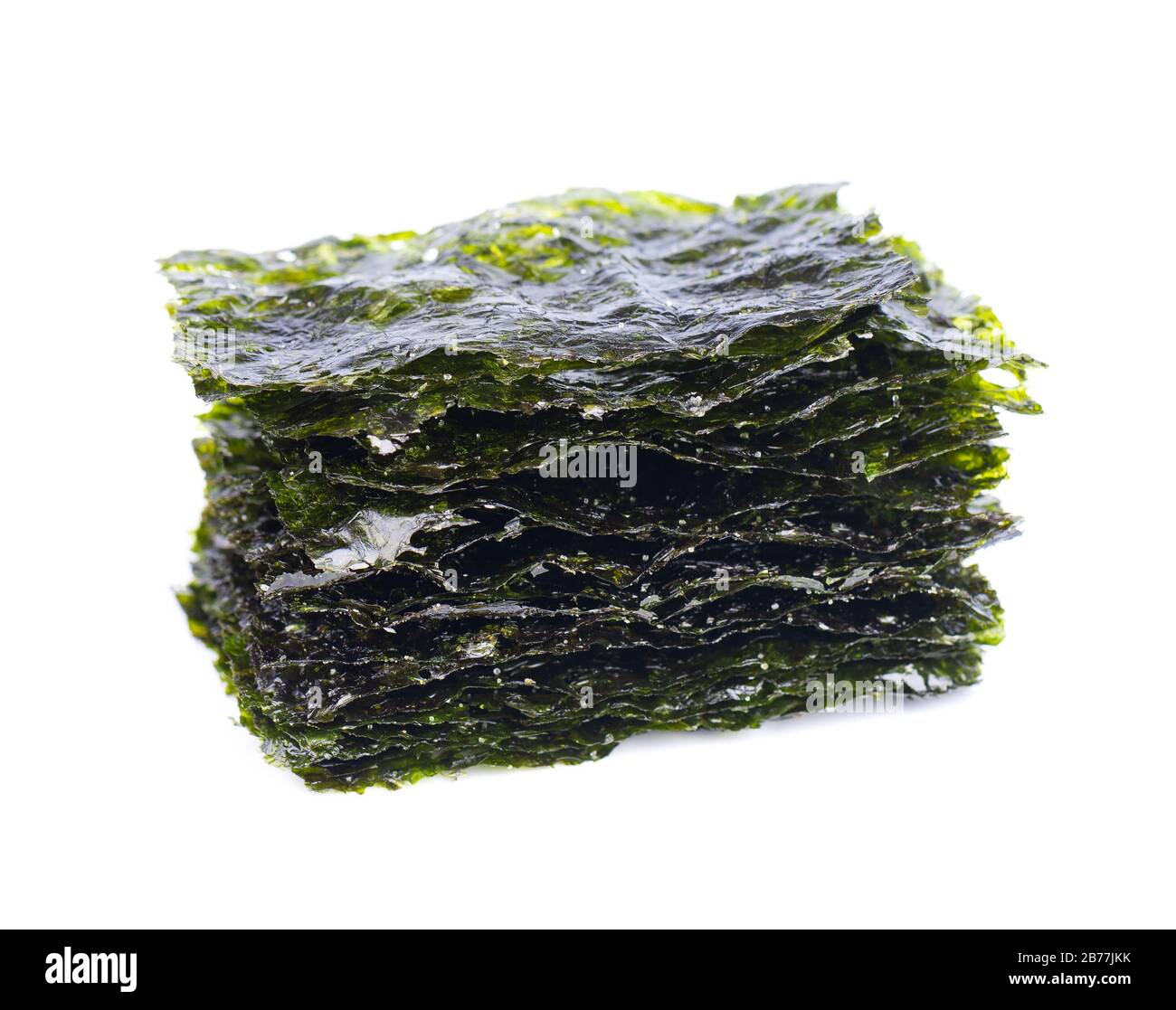 Alghe croccanti nori isolate su sfondo bianco. Cucina giapponese nori. Foglie di alghe secche. Foto Stock