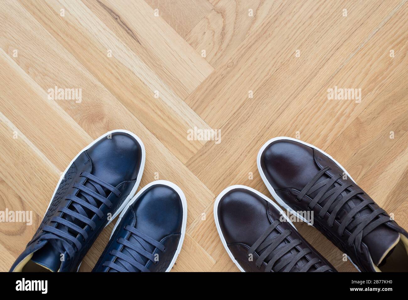 scarpe eleganti da uomo. uomo moda ancora vita. stivali, sneakers diversi, su sfondo in legno Foto Stock