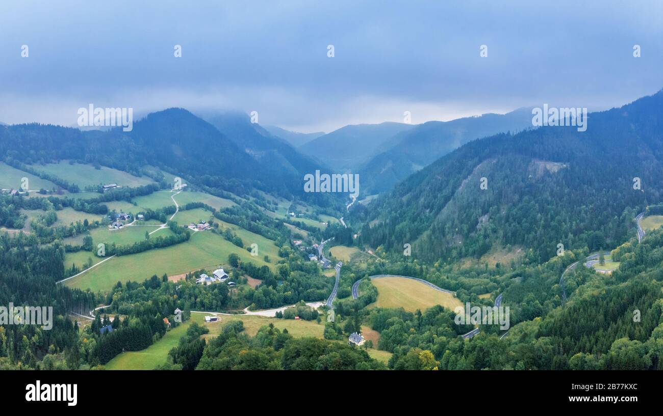 Splendida vista panoramica sulle colline e le montagne vicino alla città di Annaberg nel quartiere Lilienfeld, Bassa Austria. Foto dall'alto scattata sul drone. Foto Stock
