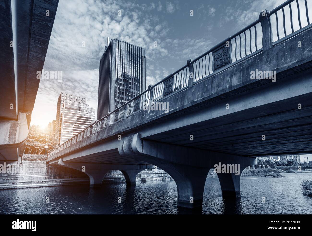 Ponte e alti edifici nella nuova città meridionale, Ningbo, Cina. Foto Stock
