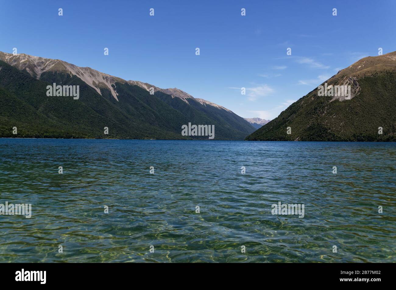 Le limpide acque del Lago Rotoiti vi invitano a fare una nuotata, sono circondate da montagne. Foto Stock