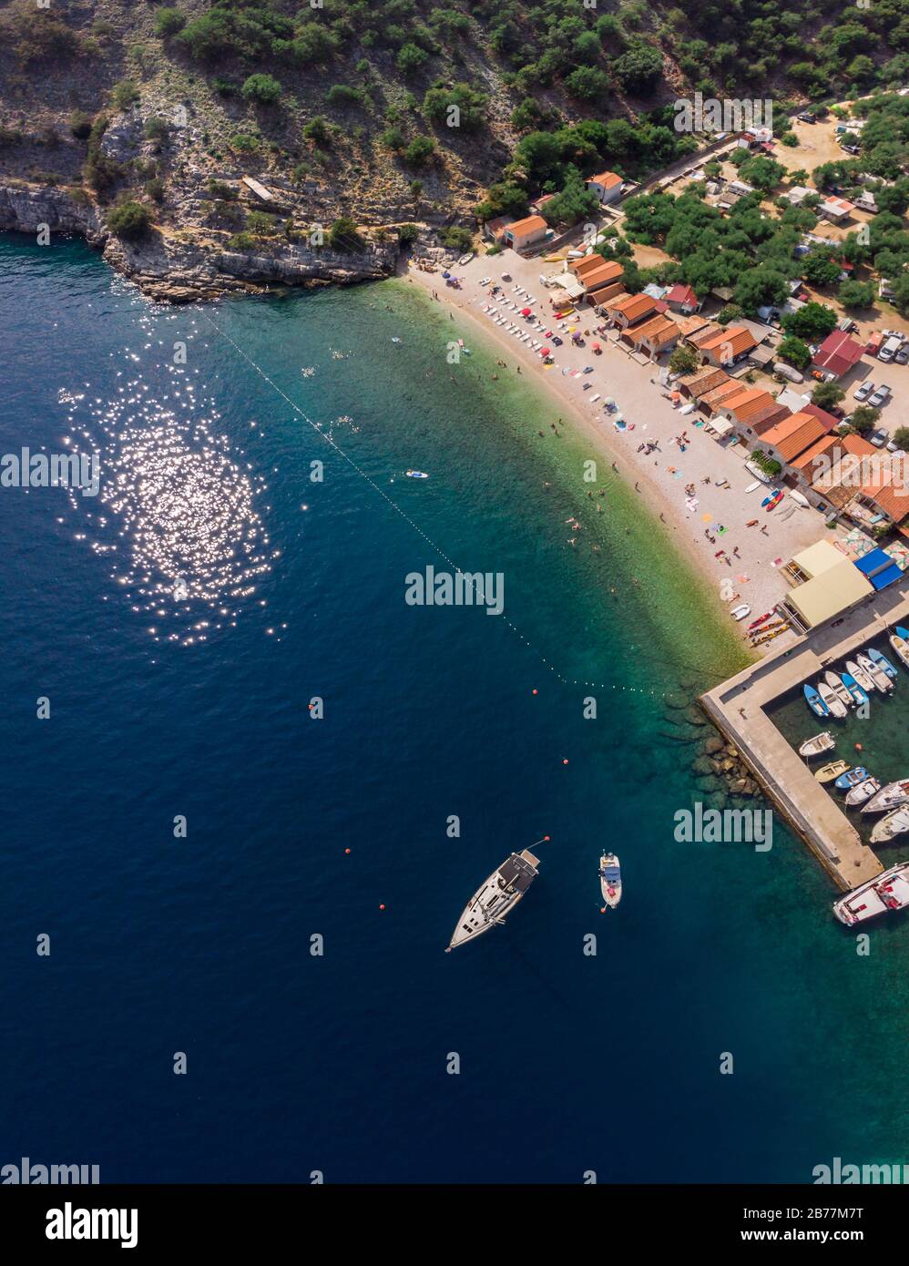 Linea costiera sulla spiaggia di Bali. L'Isola Di Cres, Croazia. Adriatico. Settembre 2019 Foto Stock