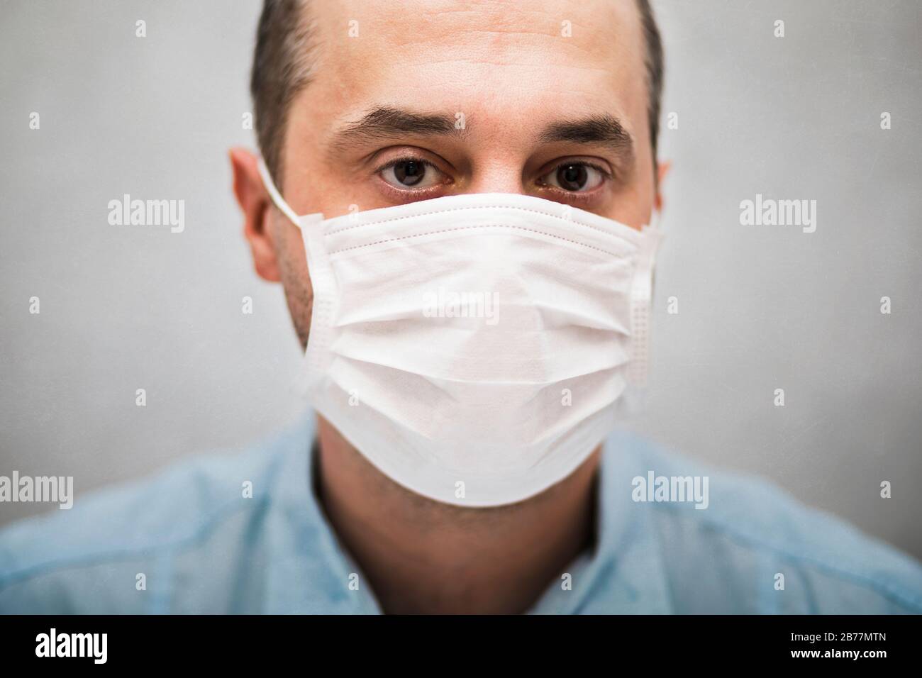 Uomo che indossa una maschera protettiva contro il coronavirus Foto Stock