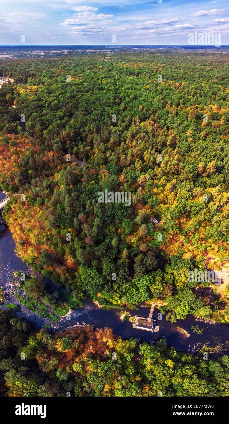 Bella vista panoramica della natura Ucraina. Danishi vicino a Zhytomyr. Luogo per l'allenamento di arrampicata su roccia. Vista aerea. Foto Stock