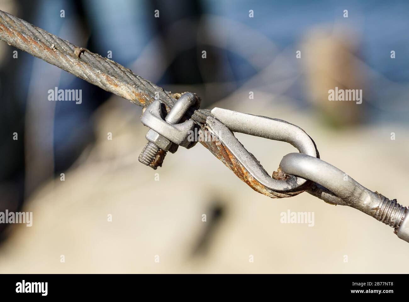 concetto di allacciamento e fissaggio di fascette e cavi in acciaio inox. concetto di rinforzo e fissaggio. Foto Stock
