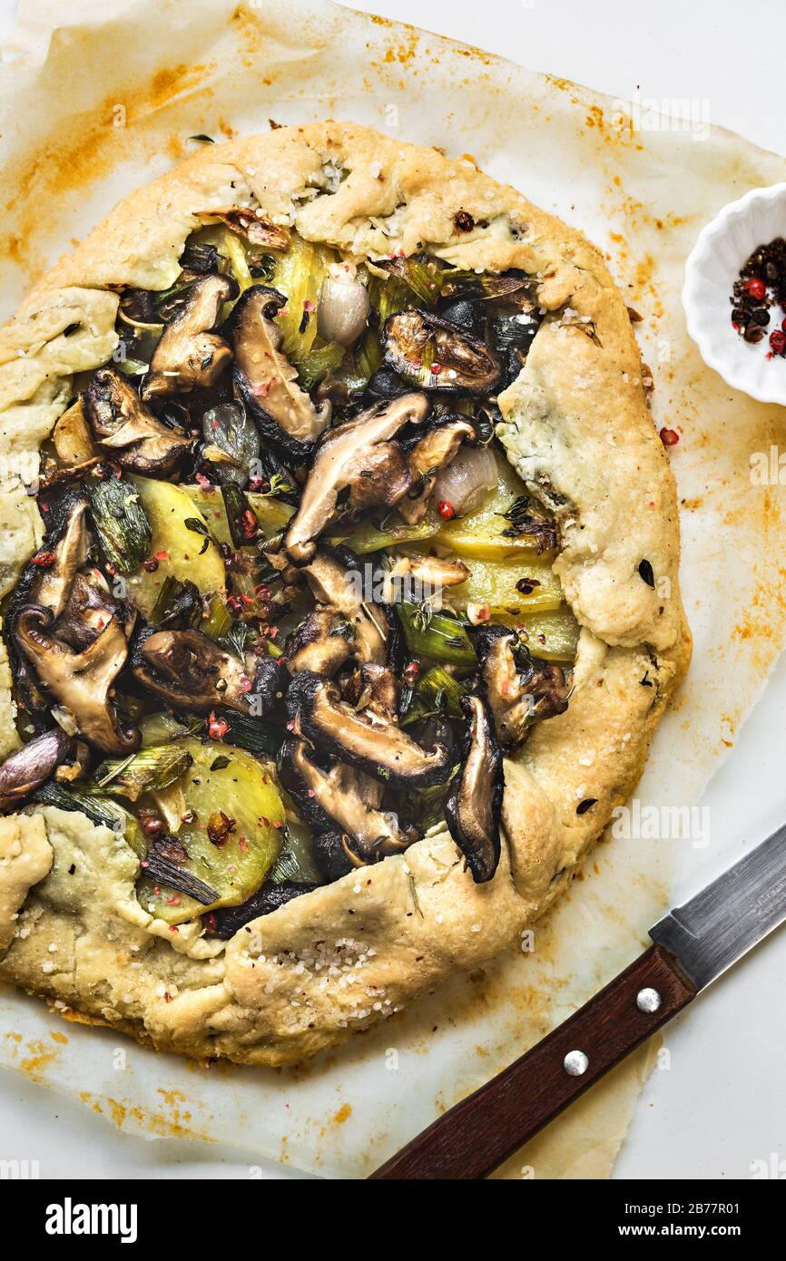 Funghi shitake, patata di porro e Galette di cipolla Foto Stock