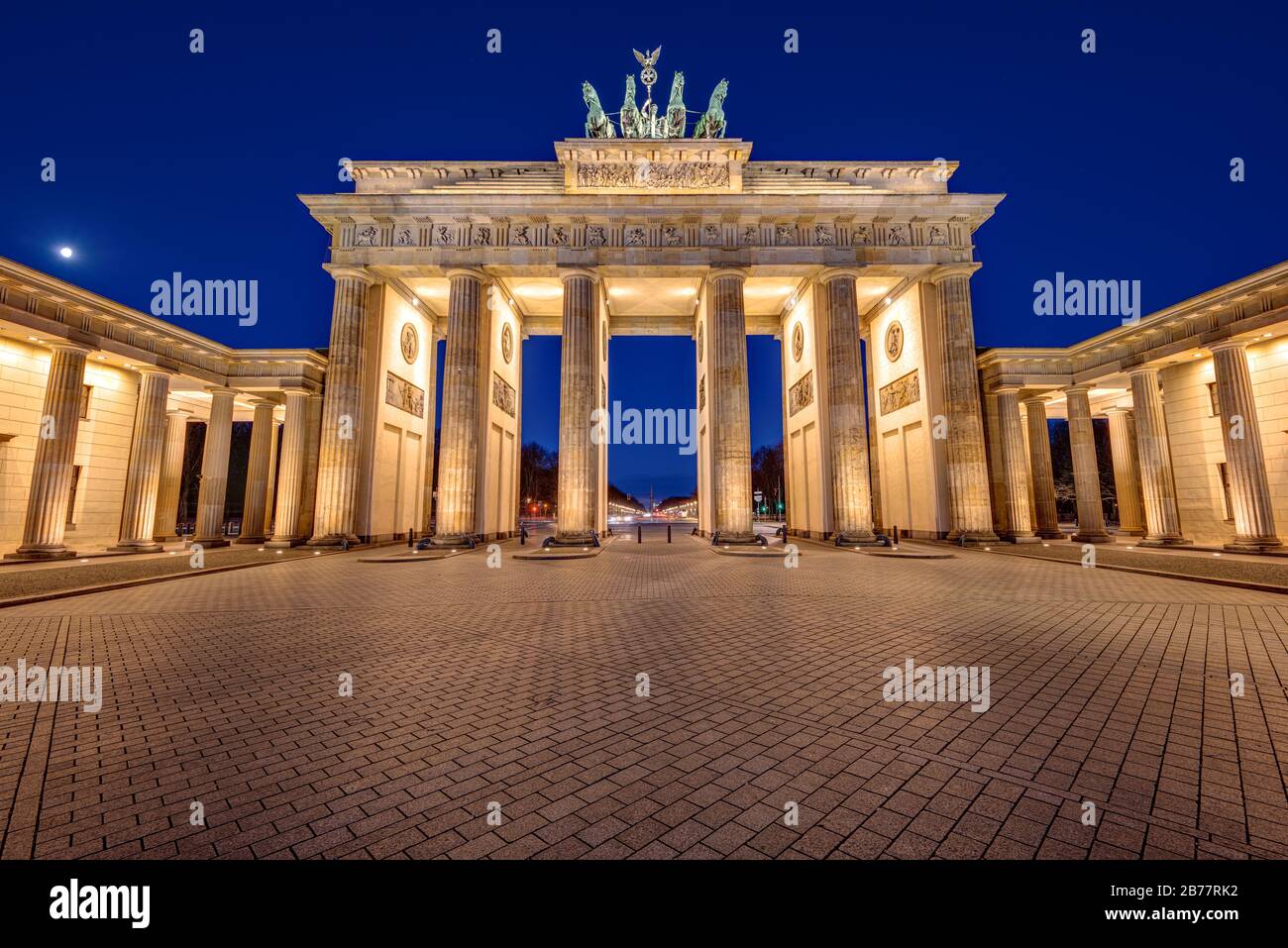 La famosa Porta di Brandeburgo a Berlino di notte Foto Stock