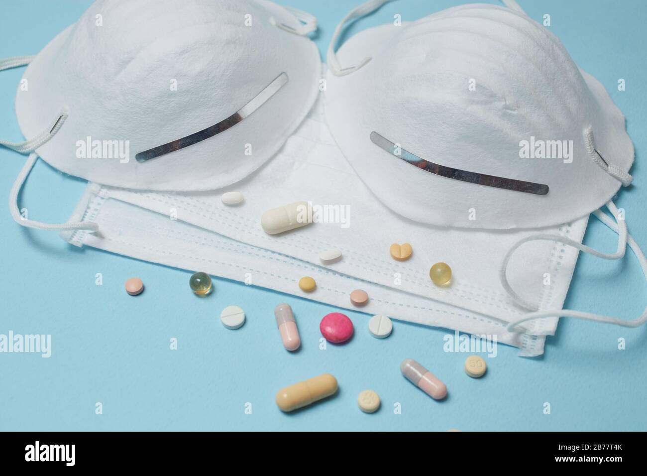 Maschera chirurgica monouso per il viso che copre bocca e naso. Concetto sanitario e medico. Proteggere da Covid-19, Coronavirus, 2019-ncov, corona-virus. C Foto Stock
