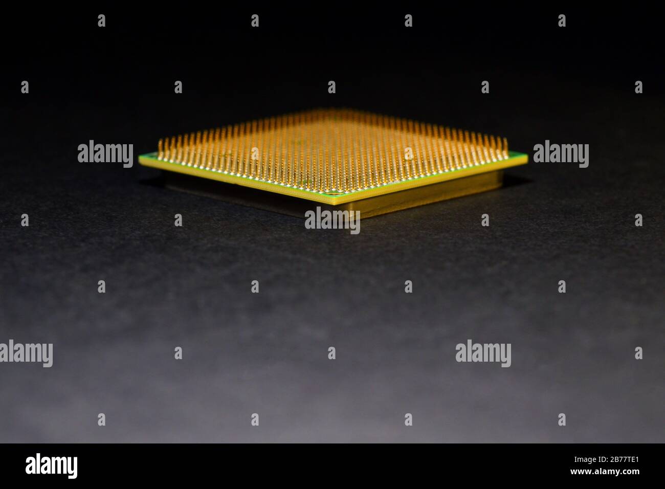 Processore di personal computer su sfondo scuro. Copia spazio intorno. Foto Stock