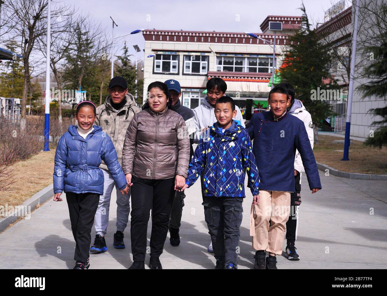 (200314) -- LHASA, 14 marzo 2020 (Xinhua) -- Pandor cammina con i bambini in una casa per bambini a Lhasa, regione autonoma del Tibet della Cina sudoccidentale, 11 marzo 2020. Pandor nacque a Shigatse, nella regione autonoma del Tibet della Cina sudoccidentale, una città vicina al confine con Nepal, Bhutan e India. È orgogliosa di essere una 'madre' di 22 bambini, anche se i 37 anni non sono mai stati incinta o sposati. Sei anni fa, Pandor si trasferì nella capitale regionale, Lhasa, dove trovò un lavoro in una casa per bambini per i neonati fino agli studenti universitari. La casa era alla ricerca di donne per gestire le unità familiari. Foto Stock