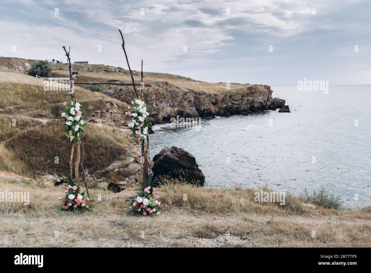 Arch decorata con vivaci floristics sullo sfondo del mare. Foto Stock