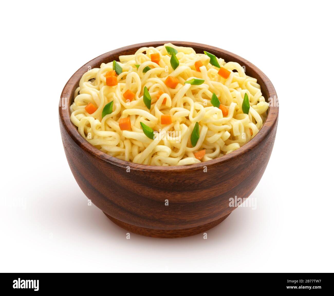 Tagliatelle istantanee con verdure ed erbe in ciotola di legno isolata su fondo bianco con percorso di taglio Foto Stock