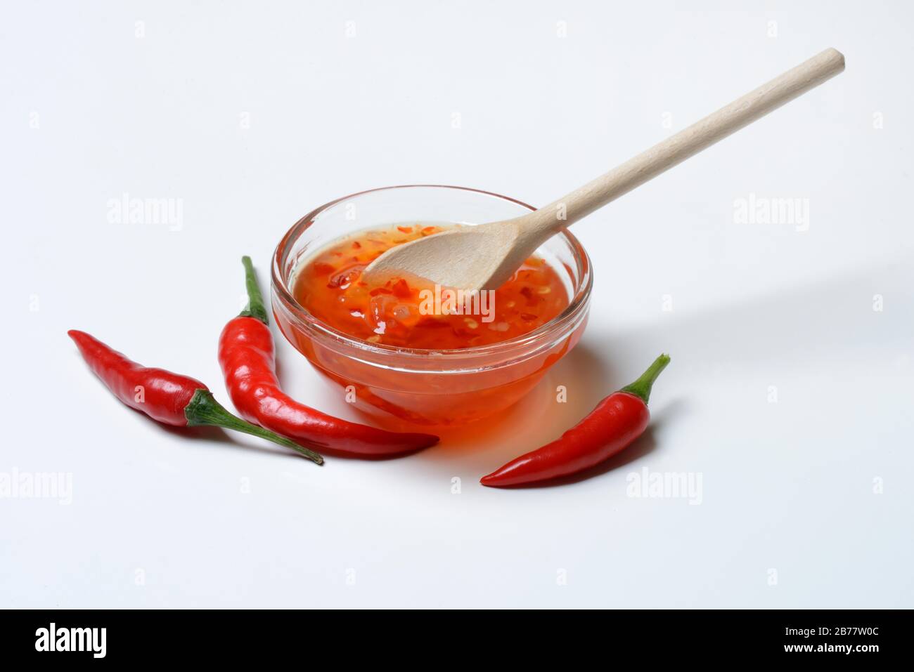 Salsa al peperoncino in una piccola ciotola con cucchiaino da cucina e peperoncino, Germania Foto Stock