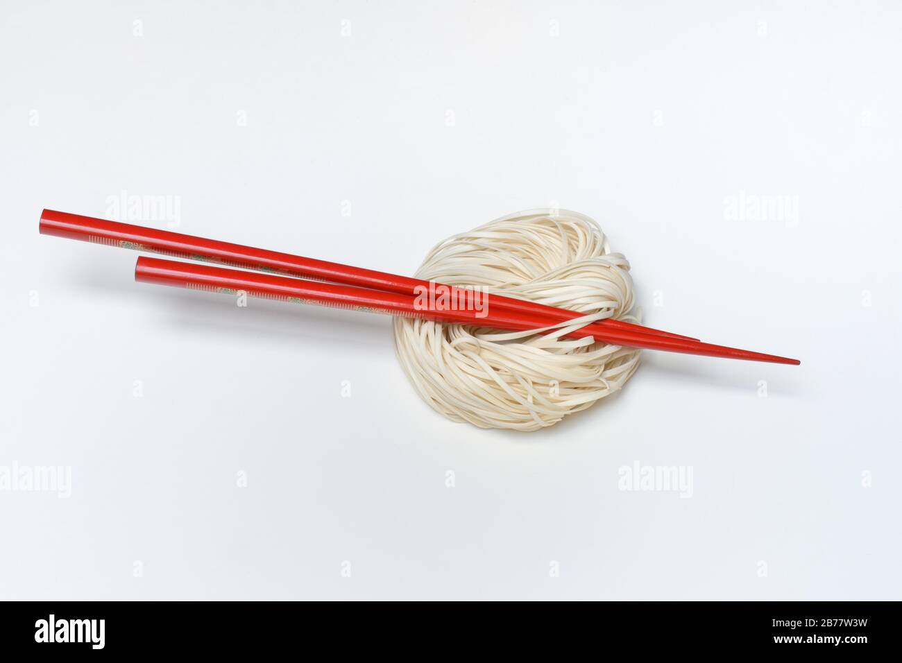 Tagliatelle asiatiche con bacchette rosse, Germania Foto Stock