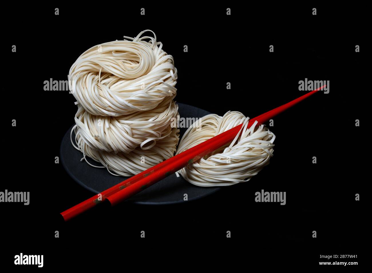 Tagliatelle asiatiche con bacchette, Germania Foto Stock