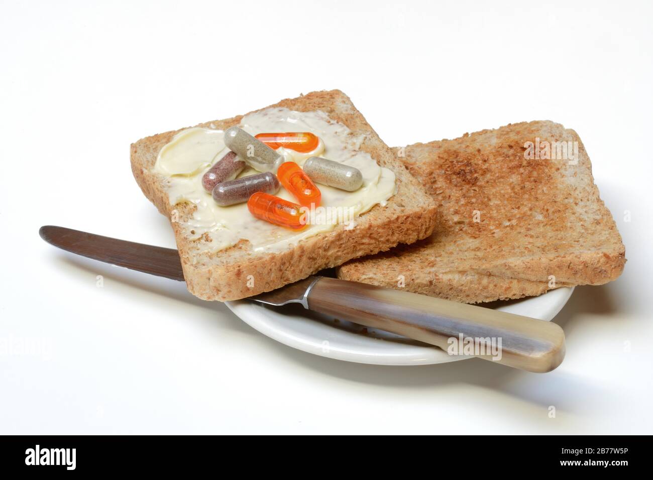 Supplemento per il cibo su pane tostato con coltello Foto Stock