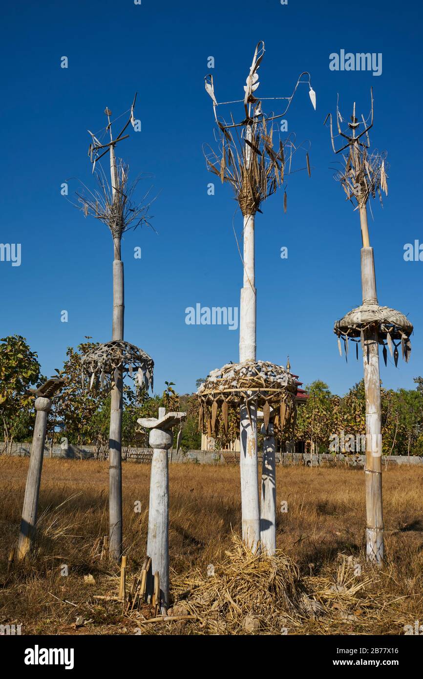 Animistische Totempfähle, Kayhto Bo, Volkstamm der Kayah, Dorf HTA Nee la Leh, Kayah-Staat, Myanmar Foto Stock