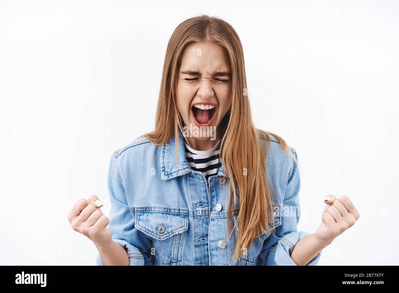 OH sì finalmente vacanza. Felice e sollevato sopraffatta ragazza bionda diventare campione, vincere il premio e celebrare, urlare yeah hooray e pugno pompa in gioia Foto Stock