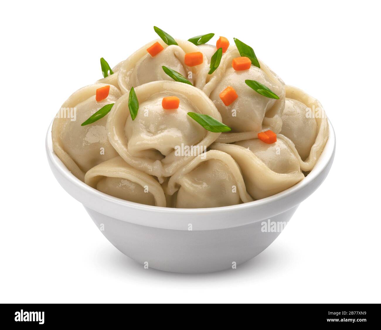 Gnocchi di carne con verdure ed erbe, pelmeni russi fatti in casa in ciotola isolato su sfondo bianco con percorso di taglio Foto Stock