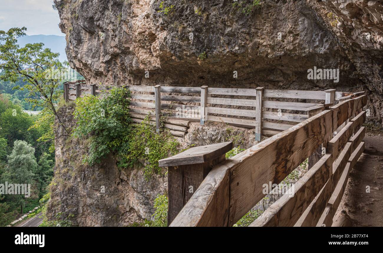 Percorso panoramico per il Santuario di San Romedio trentino, Trentino alto adige, Italia settentrionale - Europa. Sentiero panoramico scavato nella roccia Foto Stock