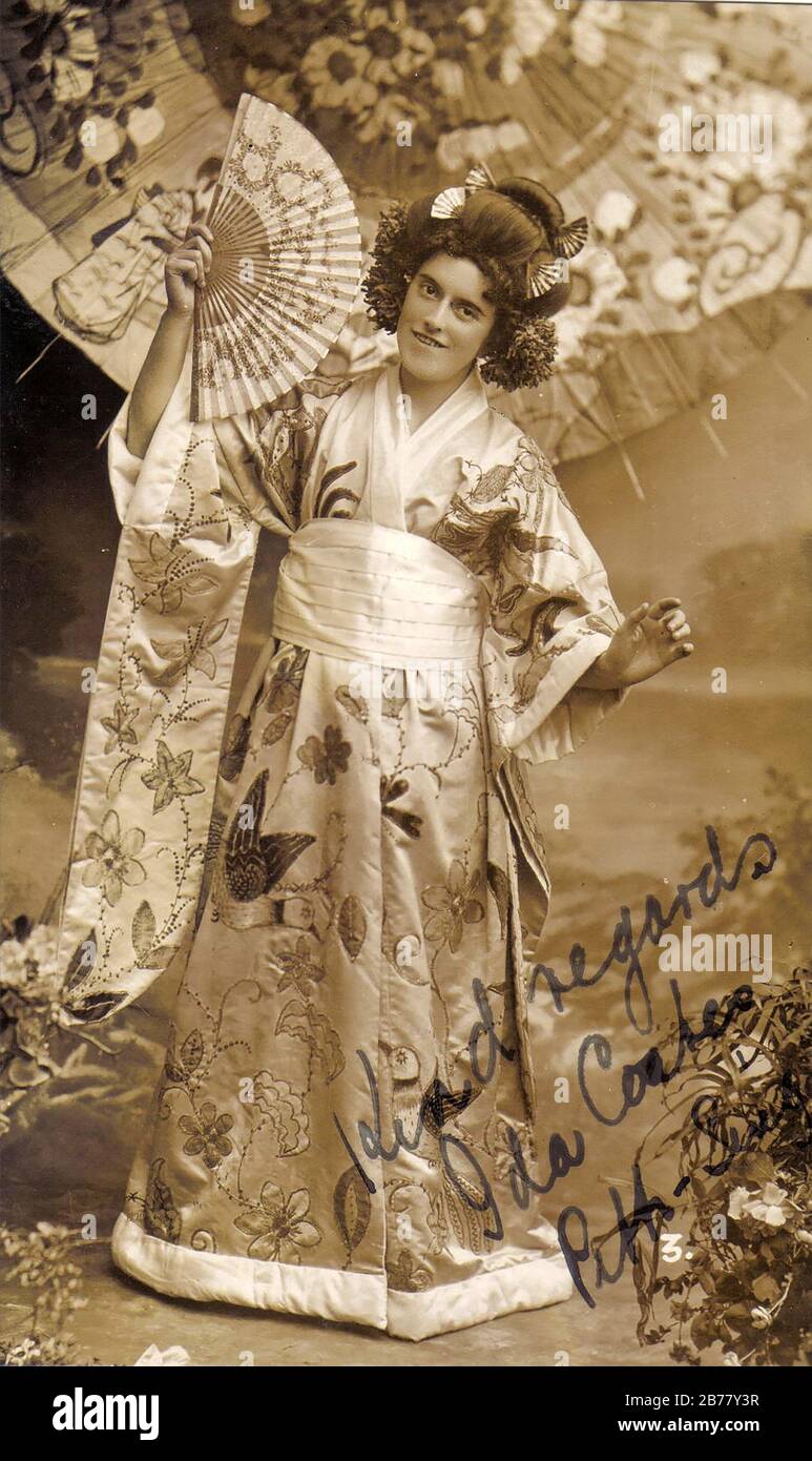 Una vecchia fotografia firmata dell'artista Ida coates in un costume orientale. Foto Stock