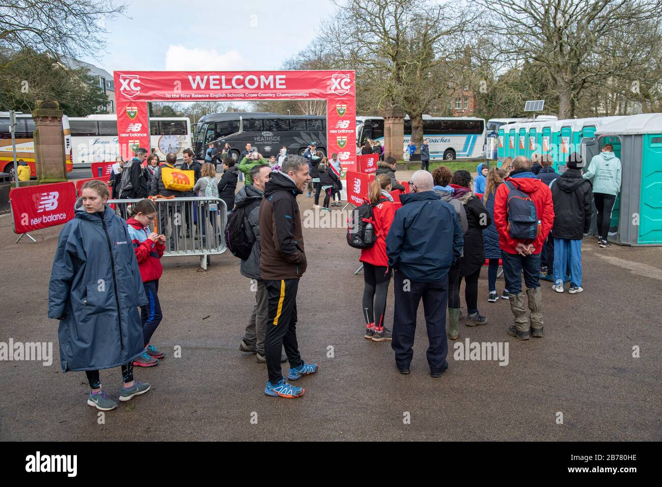 Liverpool - INGHILTERRA MAR 14: Persone in coda per i servizi igienici al New Balance English Schools' Cross Country Championships a Sefton Park, Liverpool - Sabato 14 Marzo 2020 Credit: Gary Mitchell, GMP Media/Alamy Live News Foto Stock