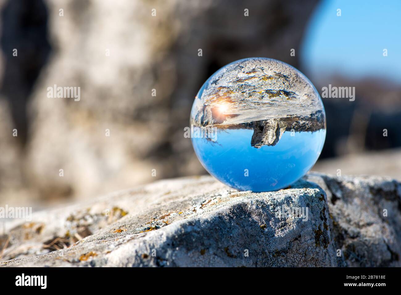 Paesaggio capovolto di Pobiti Kamani, La Riserva Naturale della Foresta di pietra vicino Varna in Bulgaria, Europa dell'Est - riflessione in una palla di lente - selectiv Foto Stock