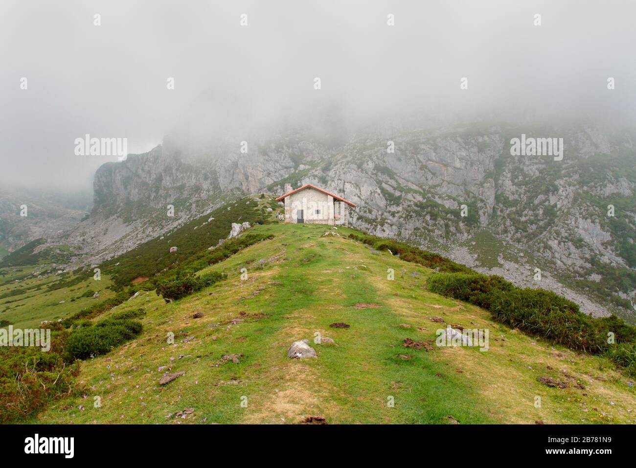 Cangas De Onis, Asturias/Spagna; 05 Agosto 2015. Laghi di Covadonga nel Parco Nazionale Picos de Europa. Persone che camminano sui diversi percorsi disponibili Foto Stock