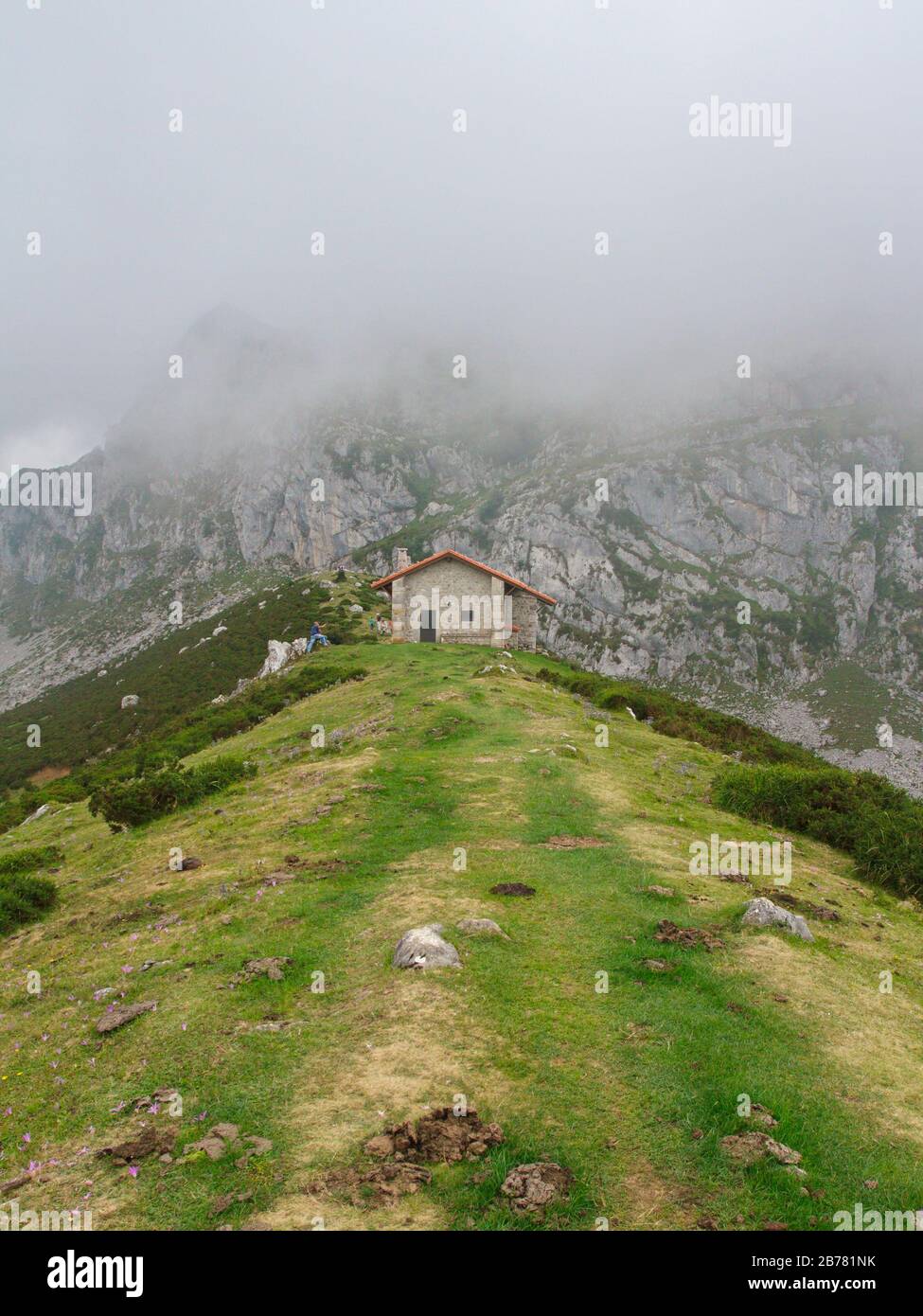 Cangas De Onis, Asturias/Spagna; 05 Agosto 2015. Laghi di Covadonga nel Parco Nazionale Picos de Europa. Persone che camminano sui diversi percorsi disponibili Foto Stock