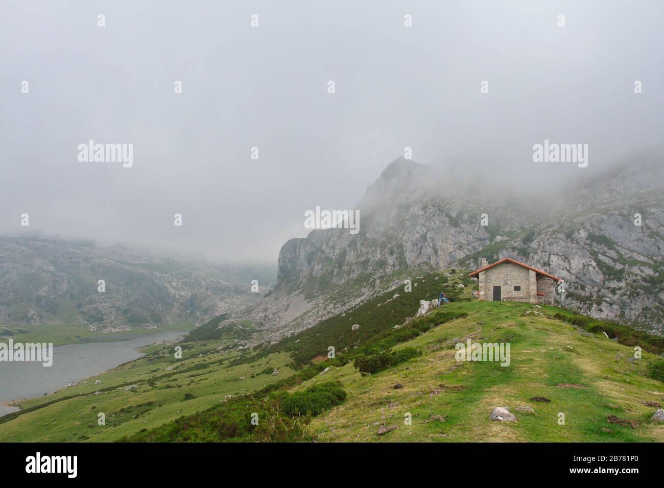 Cangas De Onis, Asturias/Spagna; 05 Agosto 2015. Laghi di Covadonga nel Parco Nazionale Picos de Europa. Persone che camminano sui diversi percorsi disponibili Foto Stock