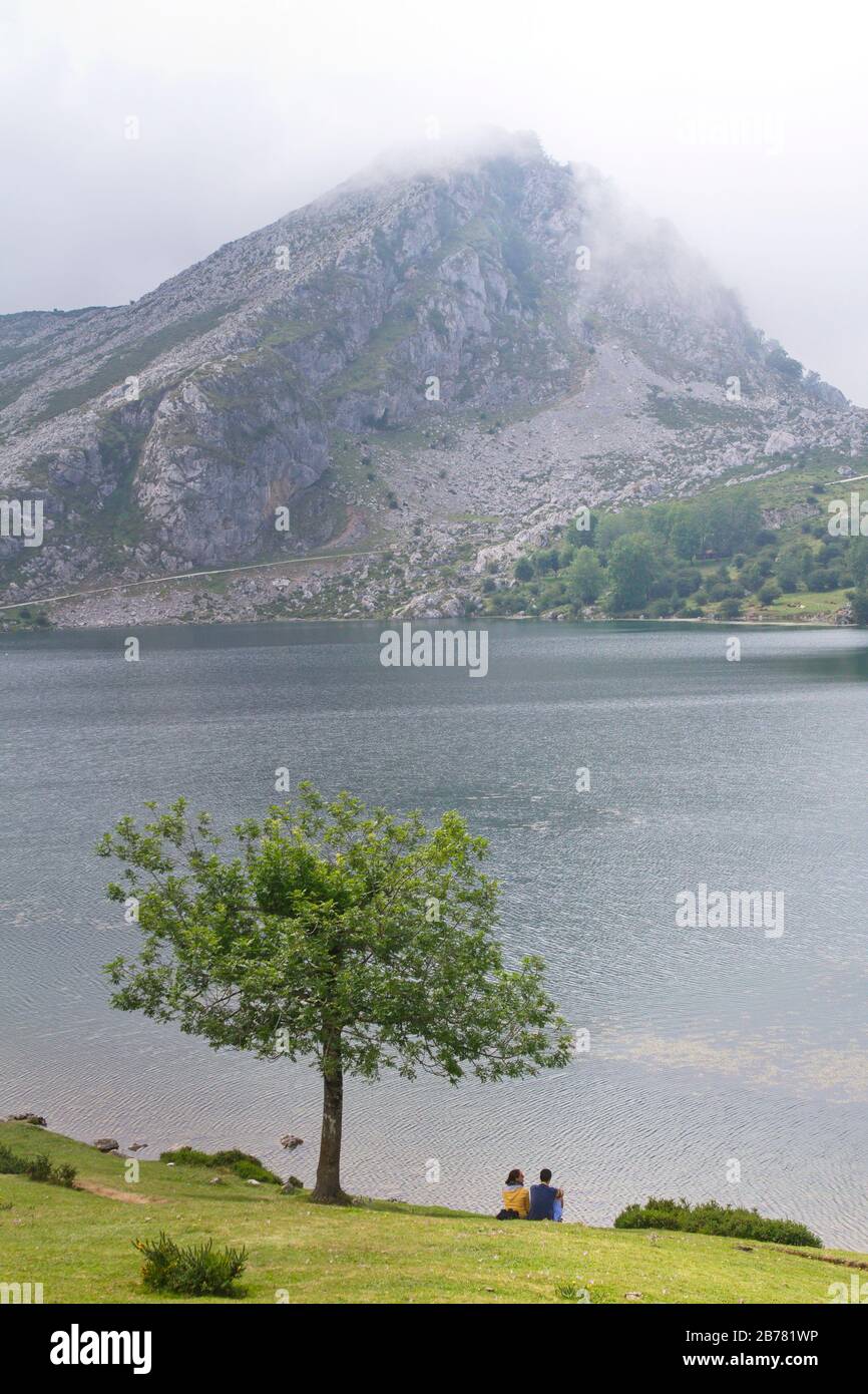 Cangas De Onis, Asturias/Spagna; 05 Agosto 2015. Laghi di Covadonga nel Parco Nazionale Picos de Europa. Persone che camminano sui diversi percorsi disponibili Foto Stock