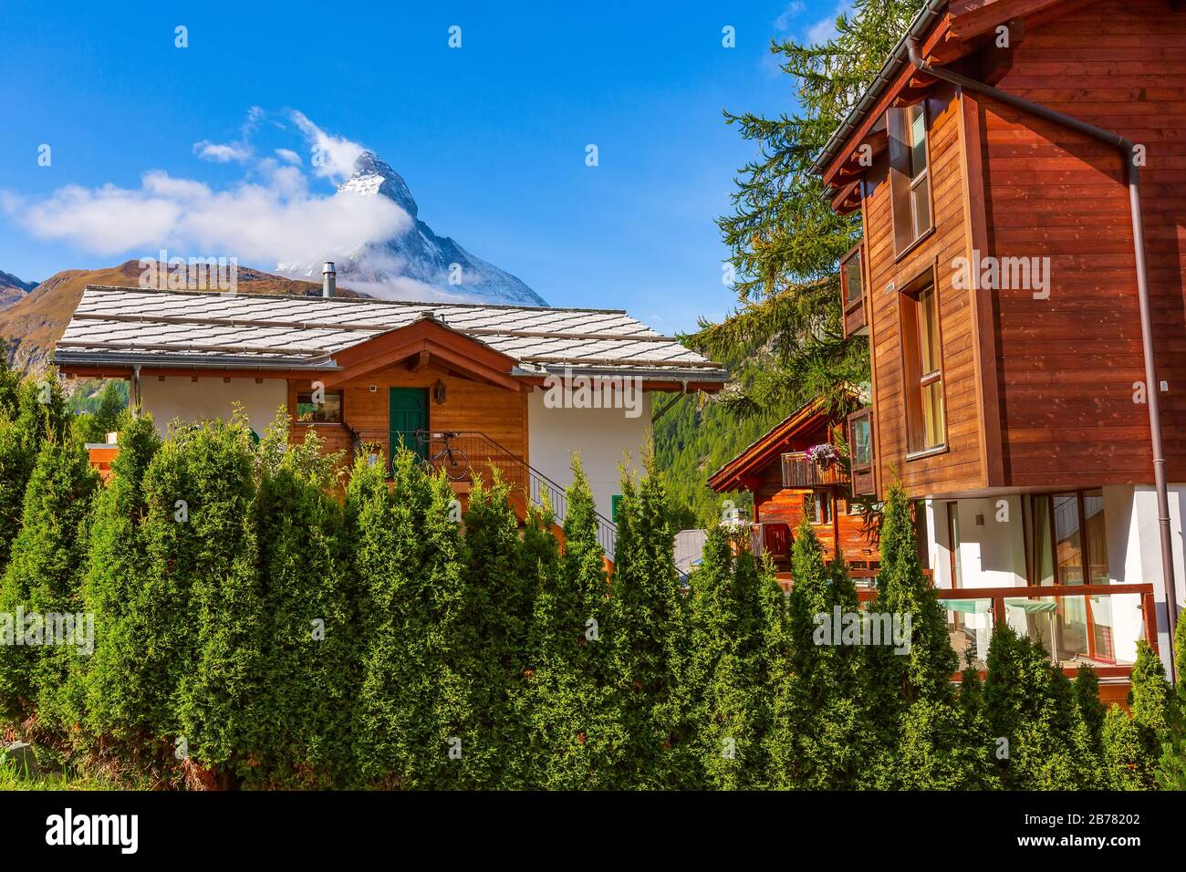 Cervino Snow mount e Zermatt case alpine panorama, Svizzera, Alpi Svizzere Foto Stock