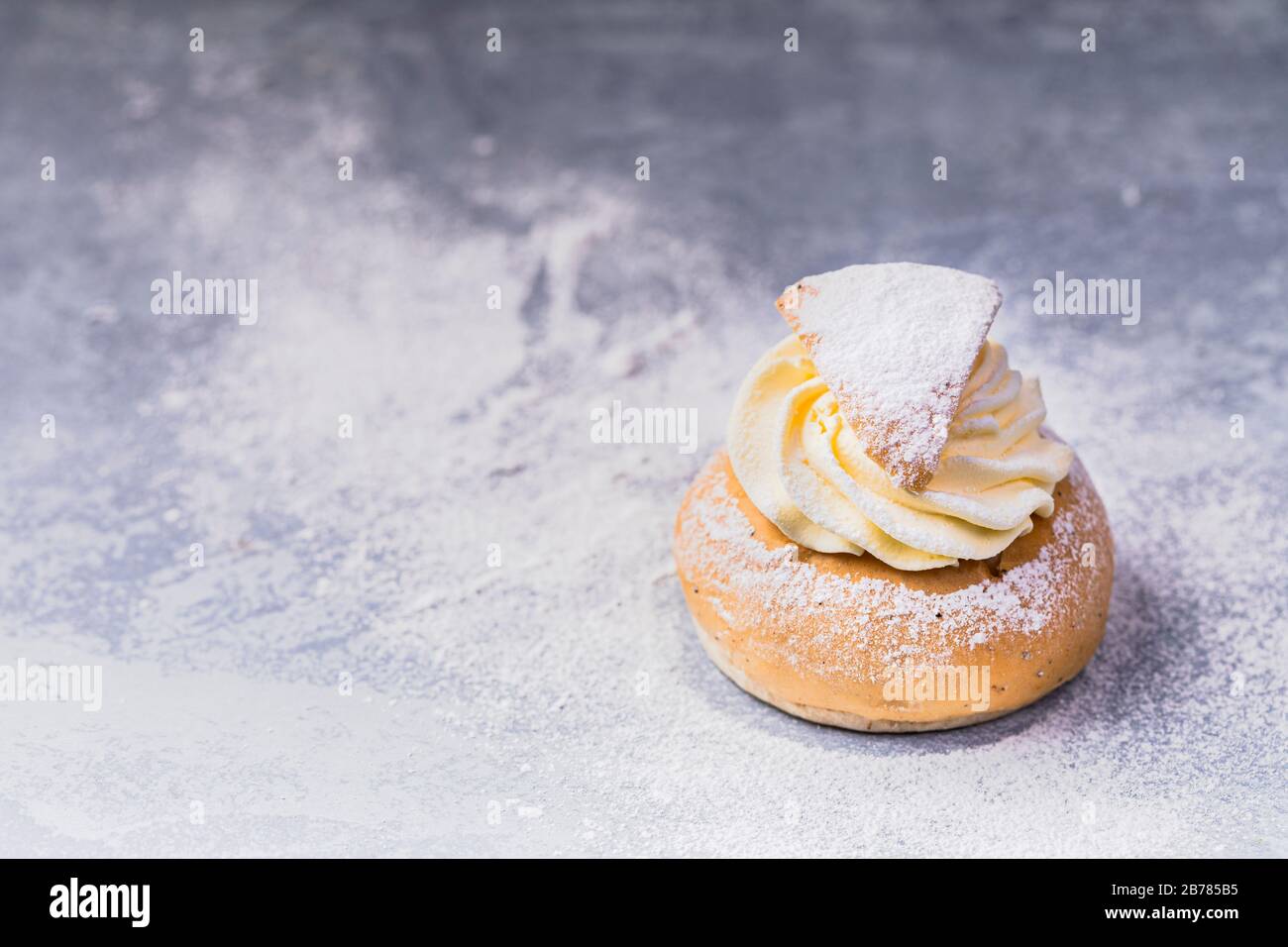 Semla, Vastlakukkel, Fastelavnsbolle, Fastlagsbollle, un mago scandinavo ed estone. Conigli di cardamomo ripieni di crema con pasta di mandorle tradizionalmente serv Foto Stock