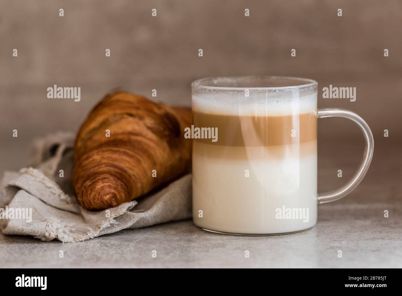 Cappuccino con schiuma spumeggiante, bianco tazza da caffè su uno sfondo di  legno. La caffetteria e il bar, barista concetto d'arte. L'immagine  verticale Foto stock - Alamy