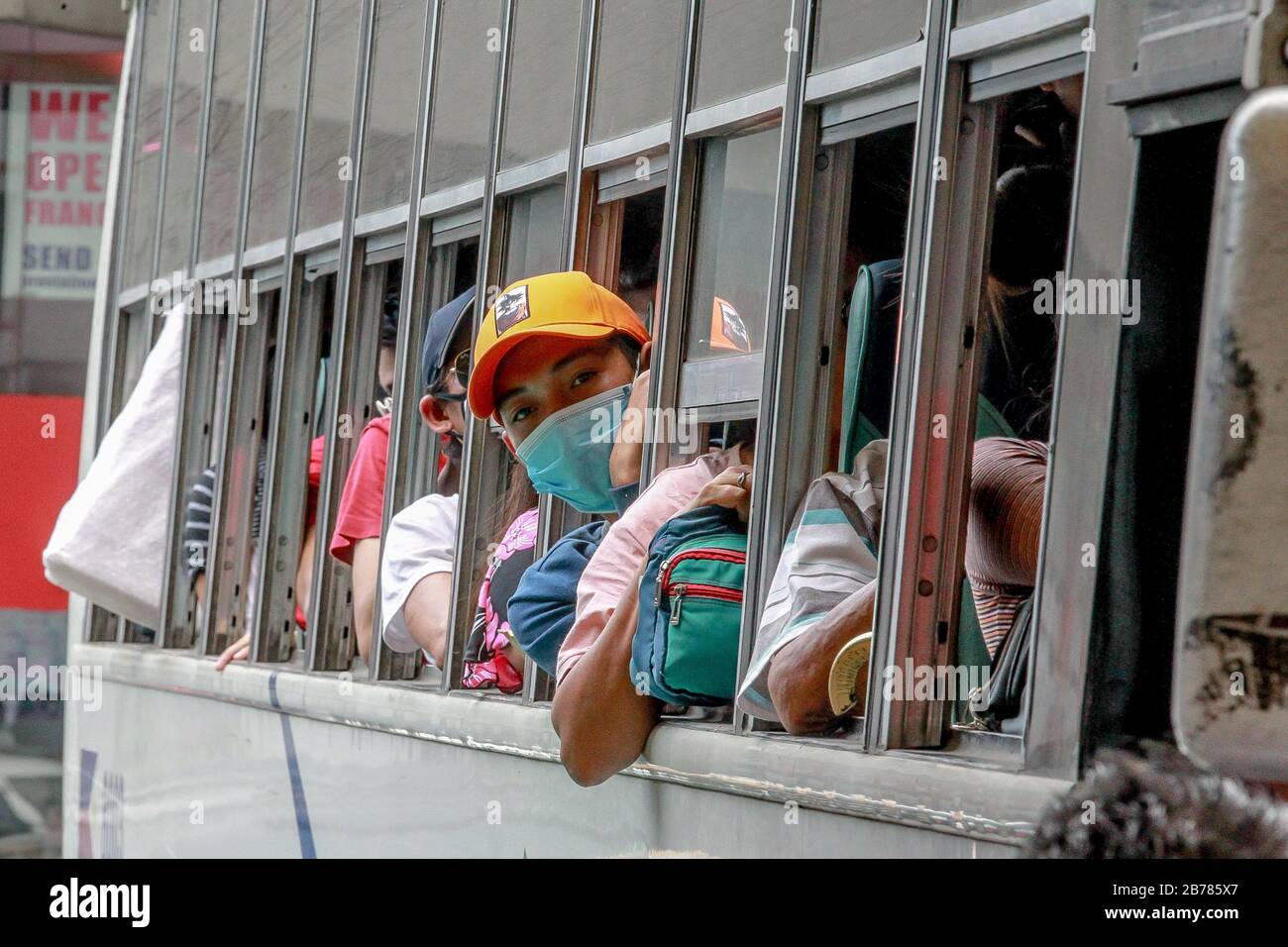 Quezon City, Filippine. 14 Marzo 2020. Le persone che indossano la maschera facciale sono viste all'interno di un autobus provinciale mentre cercano di spostarsi prima della quarantena della comunità di Metro Manila a Quezon City, Filippine, 14 marzo 2020. Un coprifuoco sarà imposto a Metro Manila delle Filippine, a inizio Domenica, nel tentativo di contenere la diffusione di COVID-19, la Metropolitan Manila Development Authority (MMDA) ha detto Sabato. Credit: Rouelle Umali/Xinhua/Alamy Live News Foto Stock