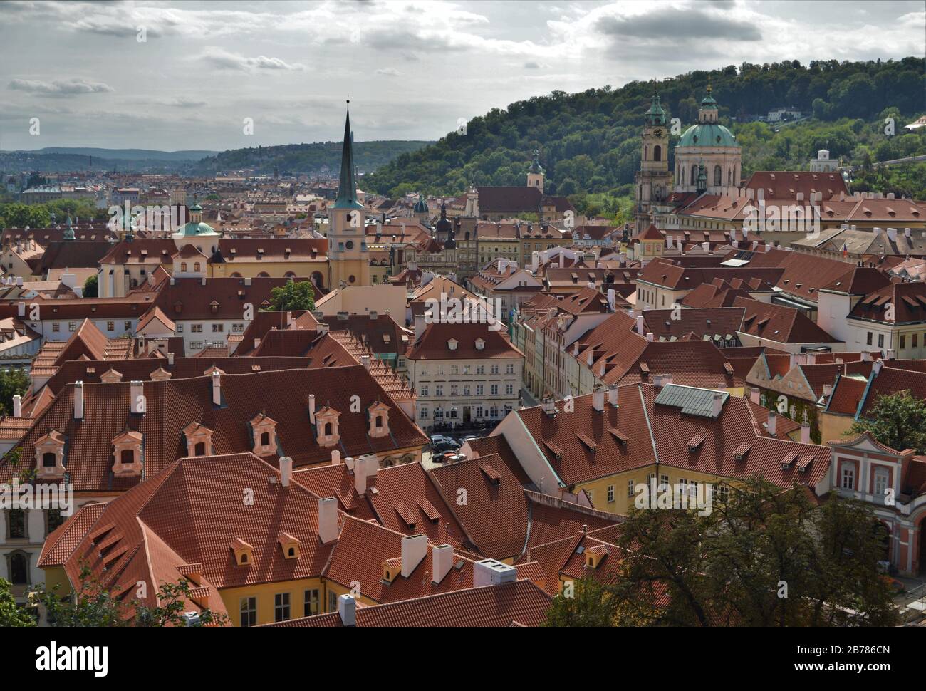 Città minore (Malá Strana) vista dal Castello di Praga, a Praga Foto Stock