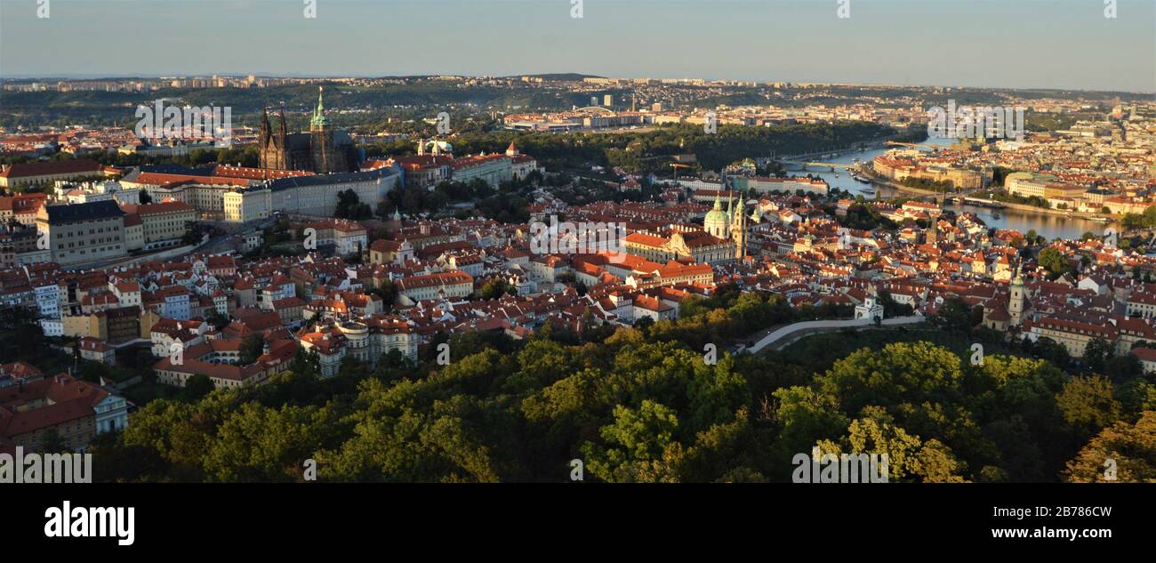 Castello di Praga e Città minore (Malá Strana) visto dalla Torre Petrin, a Praga Foto Stock