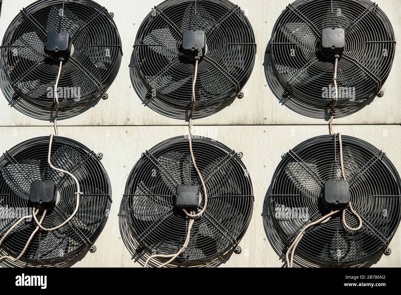 Impianto di climatizzazione e di refrigerazione esterno - compressori e condensatori Foto Stock