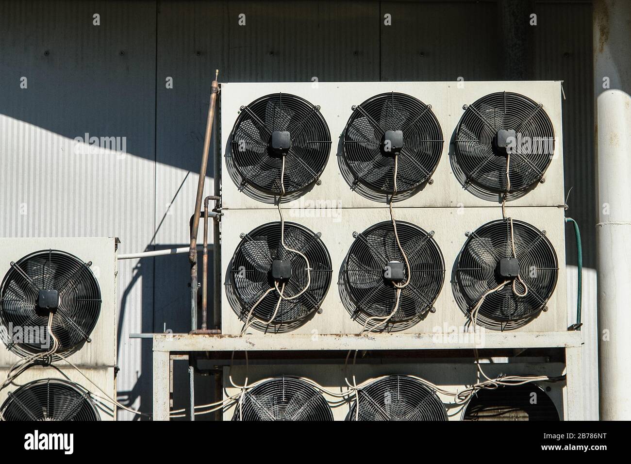 Impianto di climatizzazione e di refrigerazione esterno - compressori e condensatori Foto Stock