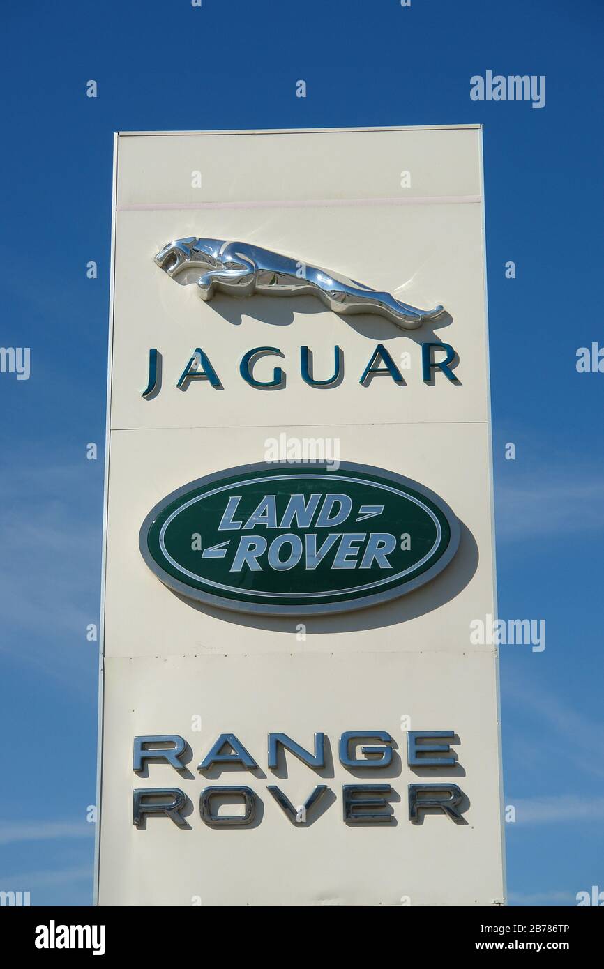 Ryazan, Russia - 15 maggio 2017: Jaguar, Land Rover firma la concessionaria contro il cielo blu Foto Stock