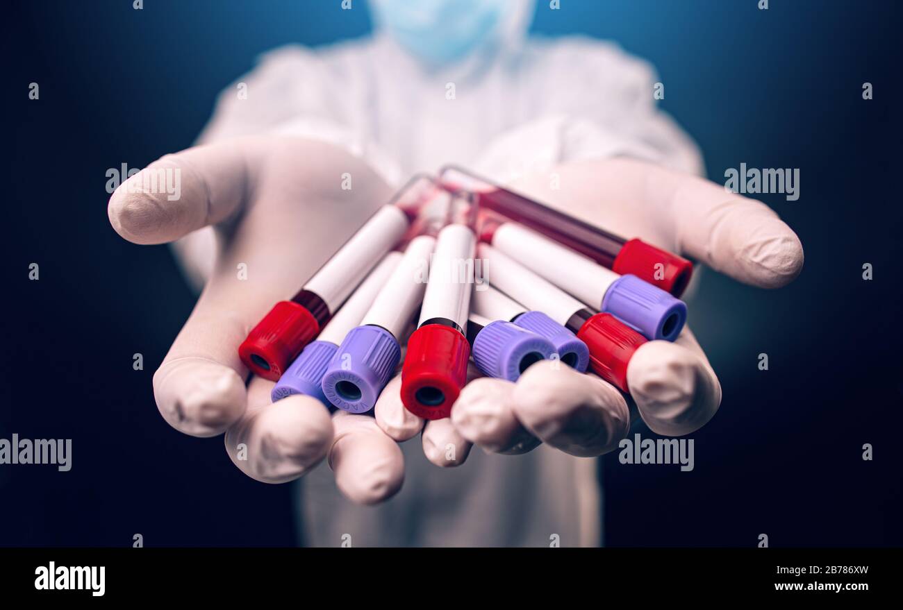 Concetto di ricerca sul vaccino Coronavirus Covid-19, campione di sangue in provetta per campioni in mano a scienziato Foto Stock