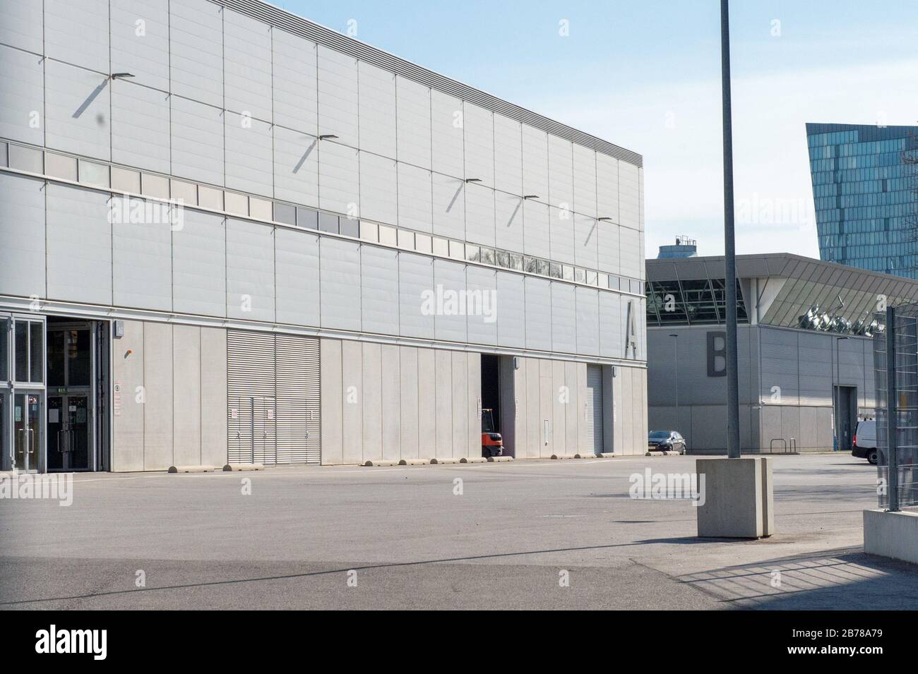 Vienna. 14 Marzo 2020. La foto scattata il 14 marzo 2020 mostra un aspetto all'aperto della Messe Vienna, una grande sala espositiva che si sta trasformando in un ospedale temporaneo per pazienti affetti da coronavirus a Vienna, Austria. Secondo i media austriaci, la sala espositiva Messe Vienna è in preparazione per un grande ospedale e la prossima settimana saranno disponibili 880 posti letto. La struttura è destinata a pazienti con un decorso lieve della malattia, ma che non possono essere curati a casa. Credit: Guo Chen/Xinhua/Alamy Live News Foto Stock