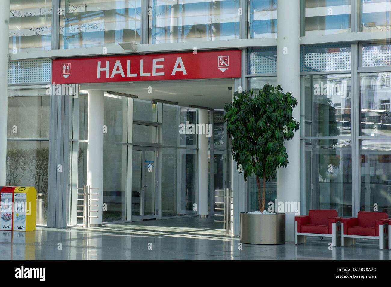 Vienna. 14 Marzo 2020. La foto scattata il 14 marzo 2020 mostra un ingresso alla Messe Vienna, una grande sala espositiva che si sta trasformando in un ospedale temporaneo per pazienti affetti da coronavirus a Vienna, Austria. Secondo i media austriaci, la sala espositiva Messe Vienna è in preparazione per un grande ospedale e la prossima settimana saranno disponibili 880 posti letto. La struttura è destinata a pazienti con un decorso lieve della malattia, ma che non possono essere curati a casa. Credit: Guo Chen/Xinhua/Alamy Live News Foto Stock